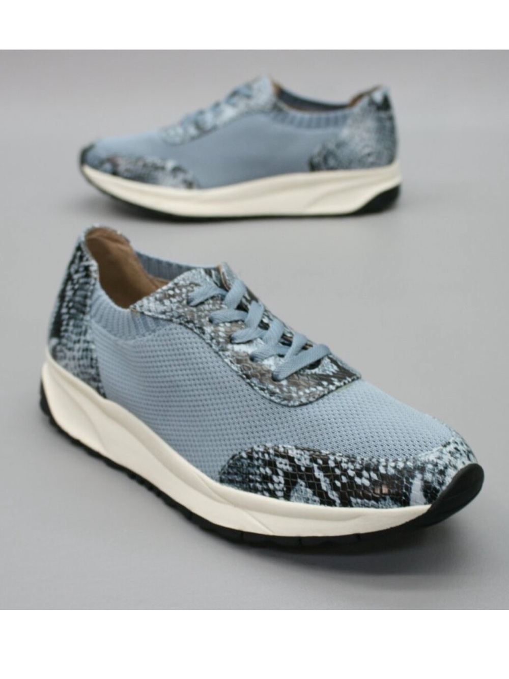 Naturalizer Women’s Blue Sneakers with Snake Print Trim Size 8